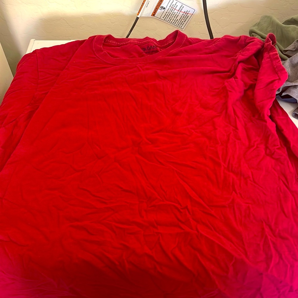 Darkish red gildan xl shirt